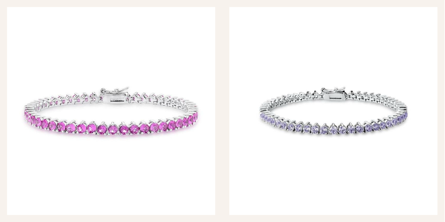 Título: Pulseiras coloridas podem ser usadas juntas no mesmo pulso ou separadas, uma em cada braço. - Descrição: Pulseiras Riviera Magenta Luxe e Amethyst para composições sobrepostas na Primavera Verão 2026