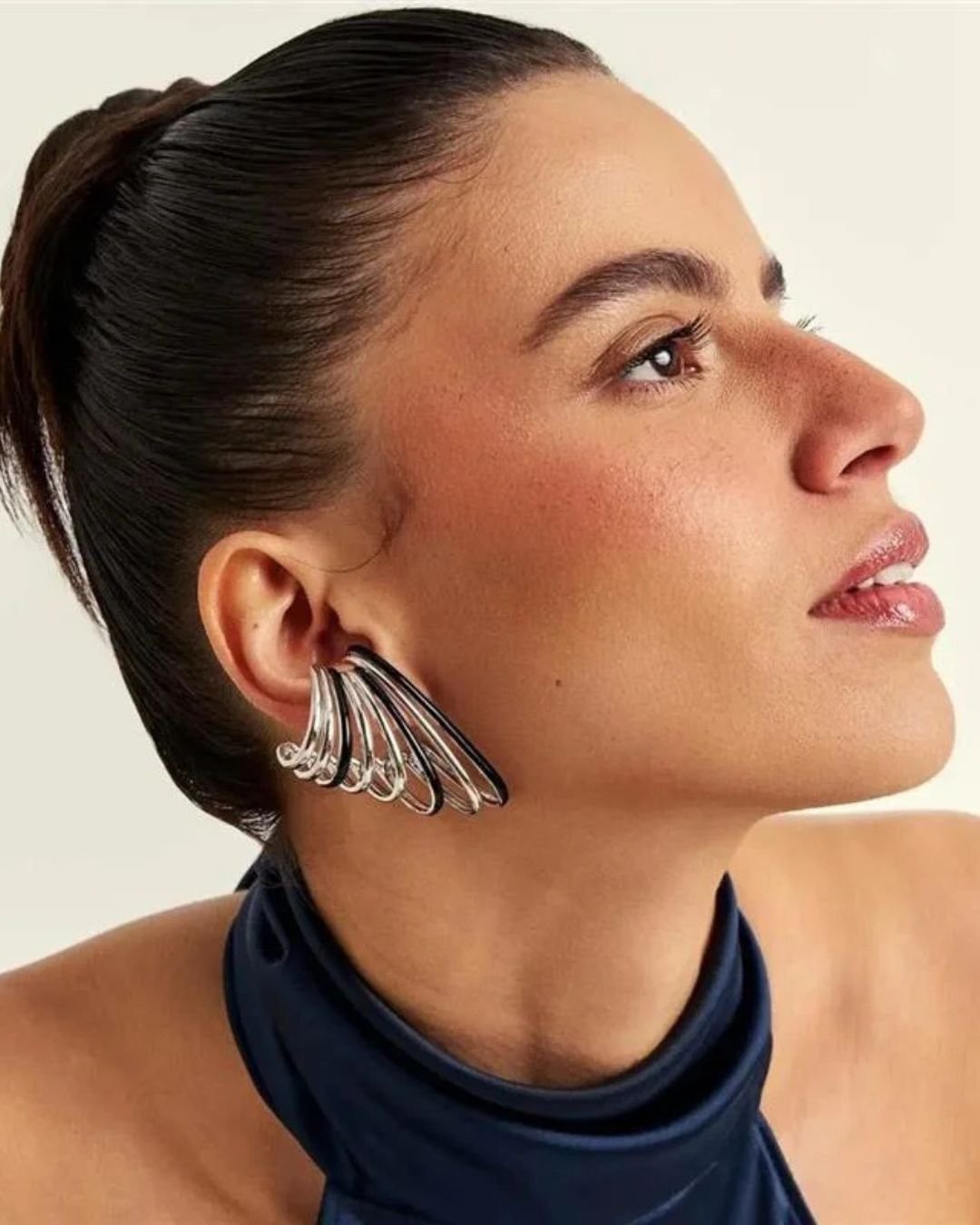 Brinco Ear Hook Esmaltado Colorido - estética contemporânea e linhas gráficas marcantes.